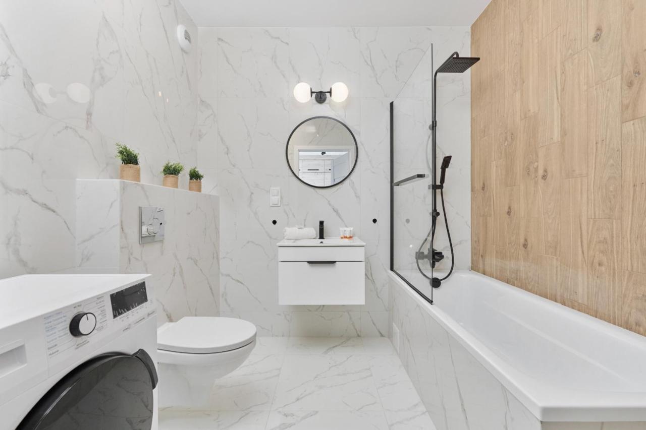 Nowoczesny Apartament Z Balkonem I Parkingiem W Centrum Wroclawia By Noclegi Renters Екстериор снимка